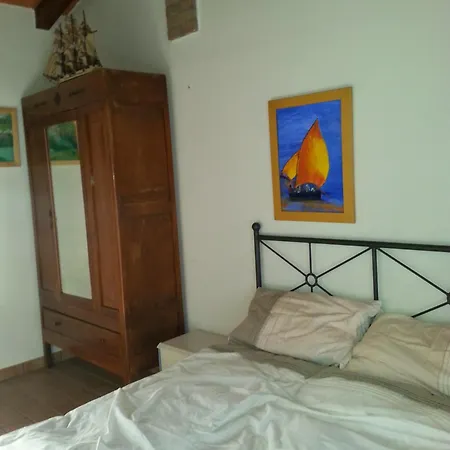 Refurbished 3 Bedroom In Emilia Semesterbostad