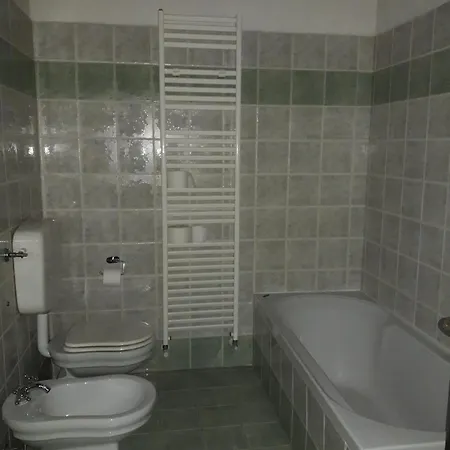 Refurbished 3 Bedroom In Emilia Semesterbostad Piacenza