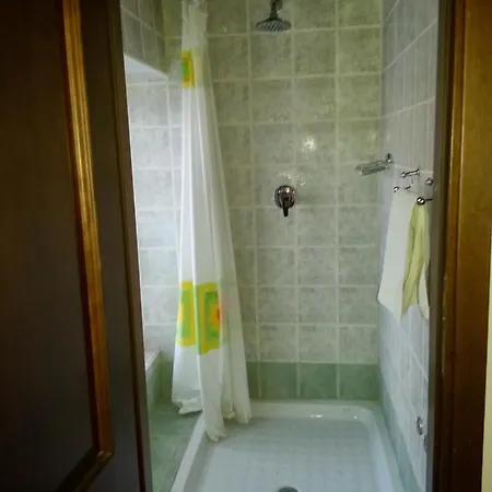 Refurbished 3 Bedroom In Emilia * Πιατσέντζα