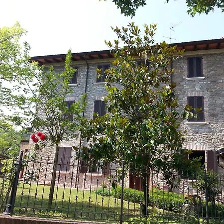 Refurbished 3 Bedroom Farmhouse In Emilia Holiday home