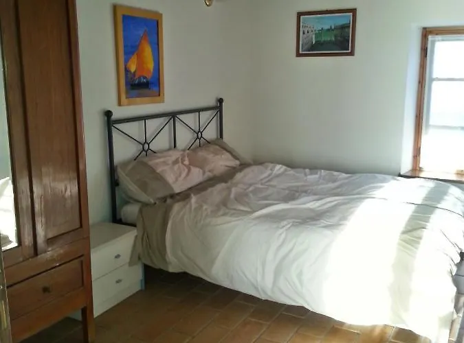 Refurbished 3 Bedroom In Emilia *