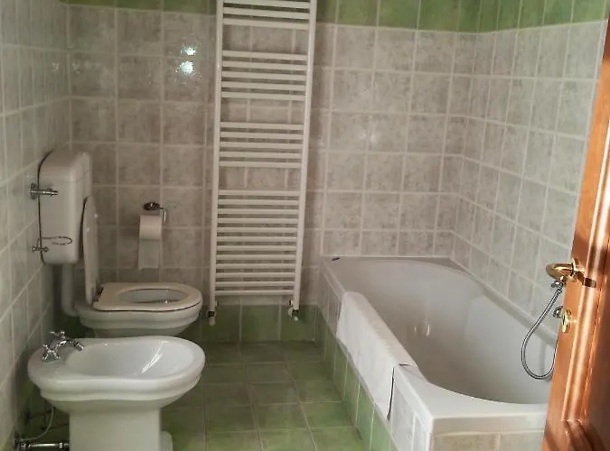 Refurbished 3 Bedroom In Emilia 度假居 *