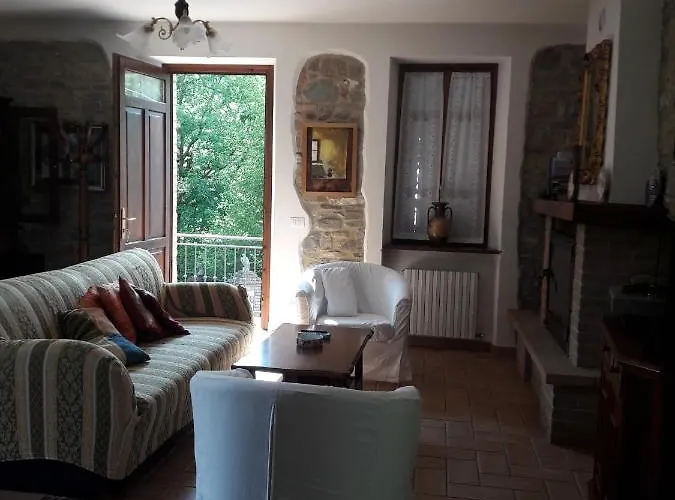 Refurbished 3 Bedroom In Emilia 度假居