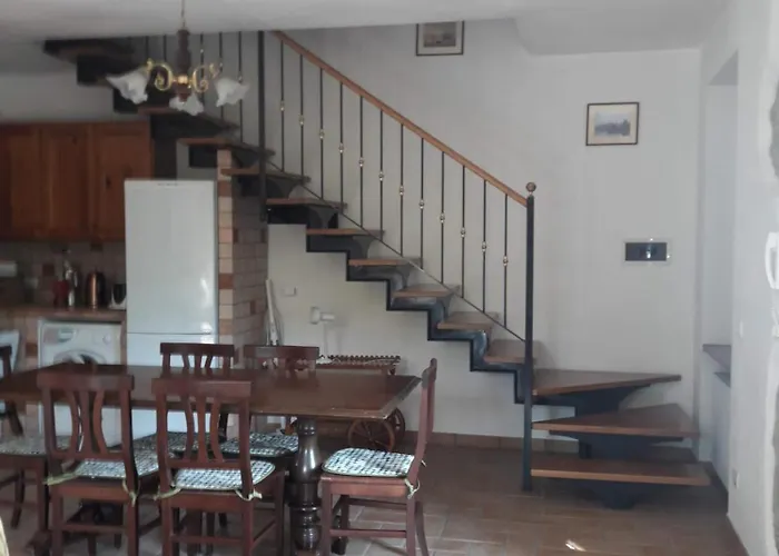 Refurbished 3 Bedroom In Emilia 度假居