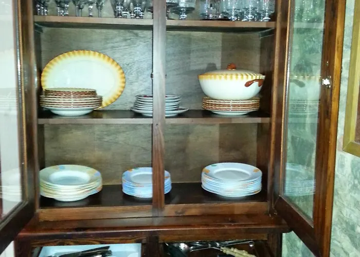 Refurbished 3 Bedroom In Emilia 度假居