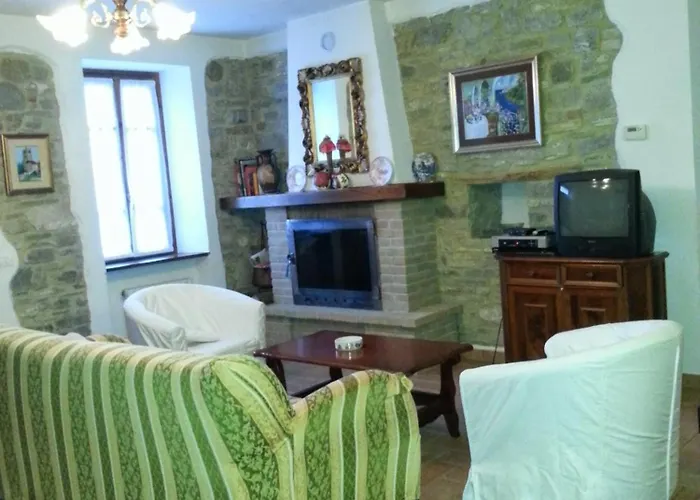 Refurbished 3 Bedroom In Emilia 度假居